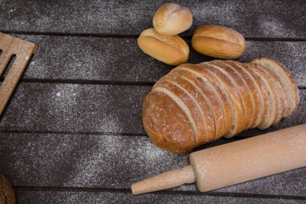 pão crocante caseiro cozinhando no fundo do quadro negro. vista superior com espaço para o seu texto - baked bread breakfast brown - fotografias e filmes do acervo