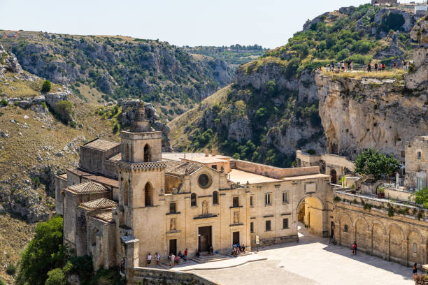 église de san pietro caveoso à sassi di matera surplombant le canyon (gravina). matera, basilicate, italie, août 2020 - matera photos et images de collection