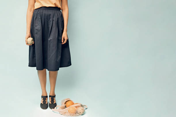 chica con una bolsa de cuerda en las manos. bolsa ecológica en manos de la chica. embalaje ecológico. - 11160 fotografías e imágenes de stock