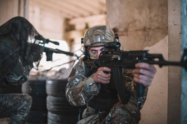 soldado en posición. - airsoft fotografías e imágenes de stock