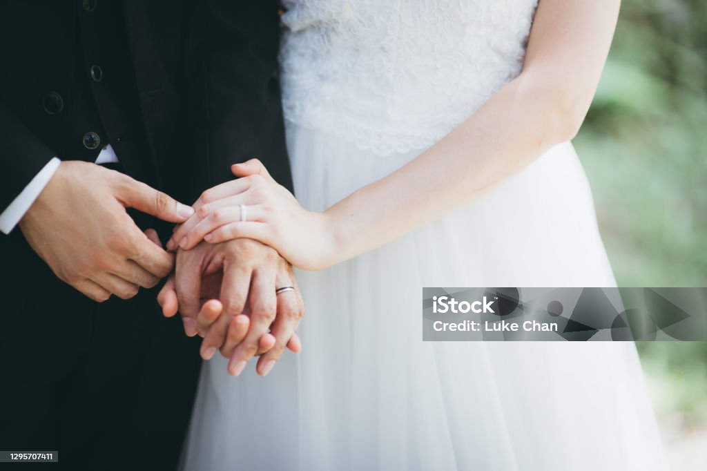 Nahaufnahme von Paar halten Hände - Lizenzfrei Hochzeit Stock-Foto