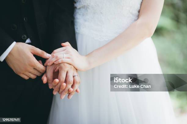 Nahaufnahme Von Paar Halten Hände Stockfoto und mehr Bilder von Hochzeit - Hochzeit, Paar - Partnerschaft, Braut