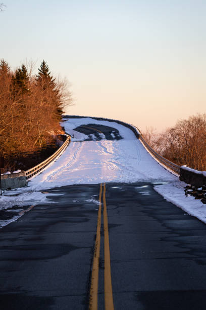 nieve en la blue ridge parkway cerca de grandfather mountain - grandfather mountain fotografías e imágenes de stock