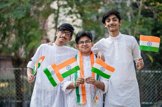 glückliche junge indische jungen mit indischer nationalflagge. - indian flag india flag independence stock-fotos und bilder