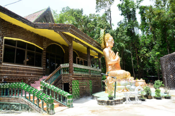 wat pa maha chedi kaew - wat maha that foto e immagini stock