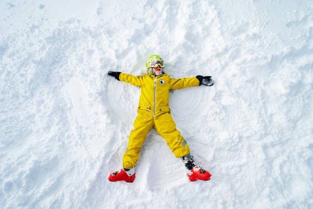 férias de esqui nas montanhas - skiing snow skiing helmet fun - fotografias e filmes do acervo