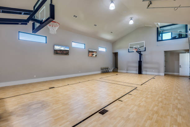 terrain intérieur de basket-ball dans la maison de luxe - indoor court photos et images de collection