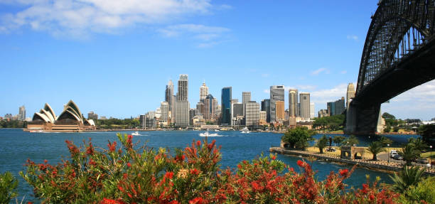 sydney cbd, incluindo opera house e harbor bridge, vista de kirribili - sydney harbor panoramic sydney australia skyline - fotografias e filmes do acervo