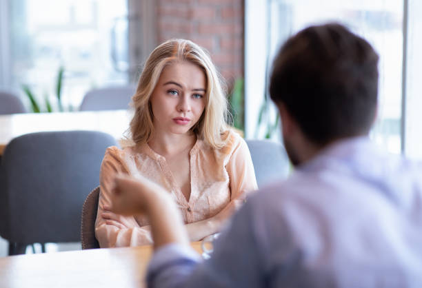 mala cita. joven se siente aburrida durante la cena en el café, infeliz con su novio, desinteresado en la conversación - imagenes atrevidas de amor fotografías e imágenes de stock