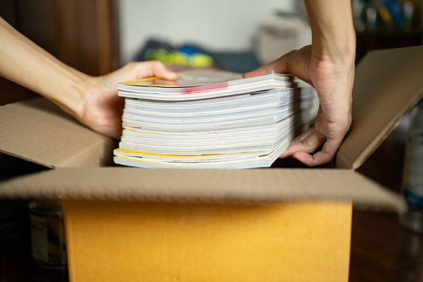 alte zeitschriften in einen karton stecken - magazine catalog stack printed media stock-fotos und bilder