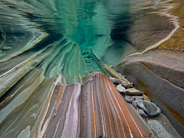 vue claire sous l’eau dans la rivière de montagne - ticino canton stone switzerland water photos et images de collection