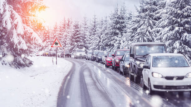 korek na śliskiej drodze w pięknym leśnym krajobrazie - snowing driving traffic car zdjęcia i obrazy z banku zdjęć