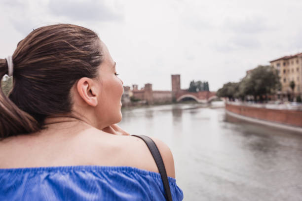 joven mujer hermosa descubriendo italia - road trip outdoors verona italy veneto fotografías e imágenes de stock