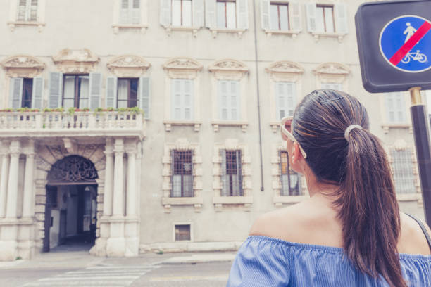 joven mujer hermosa descubriendo italia - road trip outdoors verona italy veneto fotografías e imágenes de stock