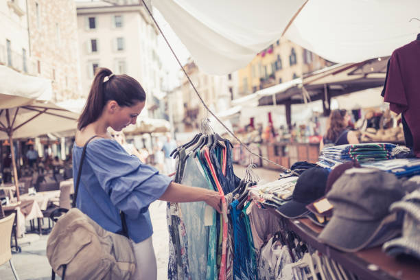 mujeres jóvenes descubriendo italia-verona - road trip outdoors verona italy veneto fotografías e imágenes de stock