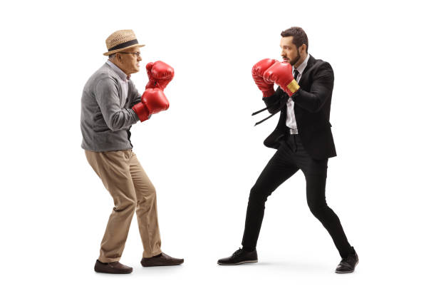 vieux monsieur et un homme d’affaires dans une lutte avec des gants de boxe - boxing glove sports glove isolated old photos et images de collection