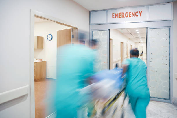 medico che ruota paziente - emergency room nurse hospital emergency services foto e immagini stock