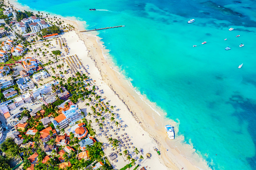 Vista aérea de drones de hermosa playa tropical caribeña con palmeras y barcos. Bávaro, Punta Cana, República Dominicana. Antecedentes vacacionales. photo