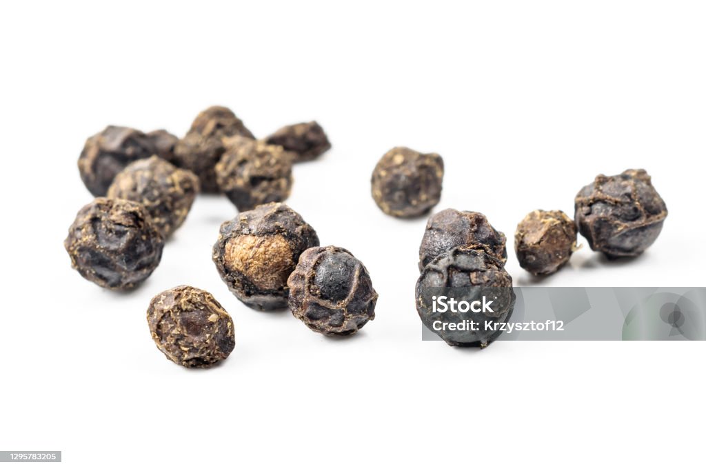 schwarze Pfefferkörner mit einer sichtbaren Textur auf weißem Hintergrund - Lizenzfrei Ausgedörrt Stock-Foto schwarze Pfefferkörner mit einer sichtbaren Textur auf weißem Hintergrund - Lizenzfrei Ausgedörrt Stock-Foto