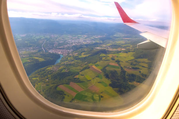 vue aérienne de la vallée verte et de la rivière de suisse - horizon over water white green blue photos et images de collection