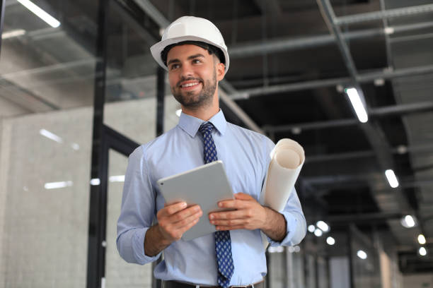 photo d’un ingénieur utilisant une tablette numérique sur un chantier de construction. - architect photos et images de collection