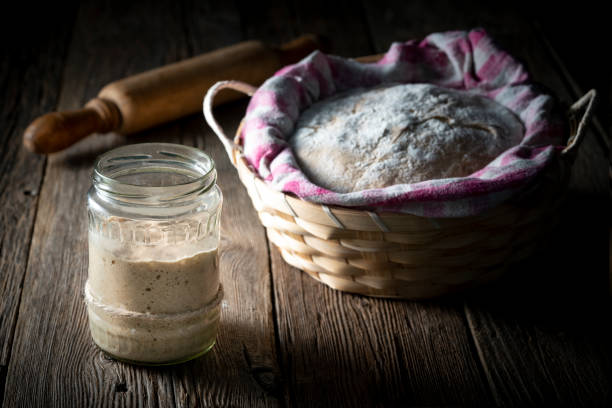 sauerteig bereitet echten brotteig hausgemachte bäckerei in launischen holztisch - chiaroscuro stock-fotos und bilder