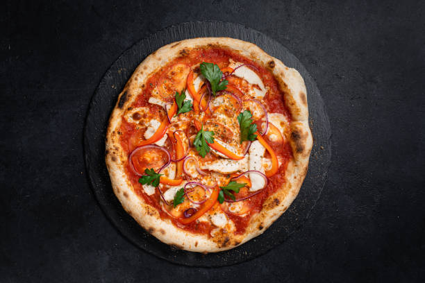 pizza napolitana sobre fondo negro - salsa de tomate fotos fotografías e imágenes de stock