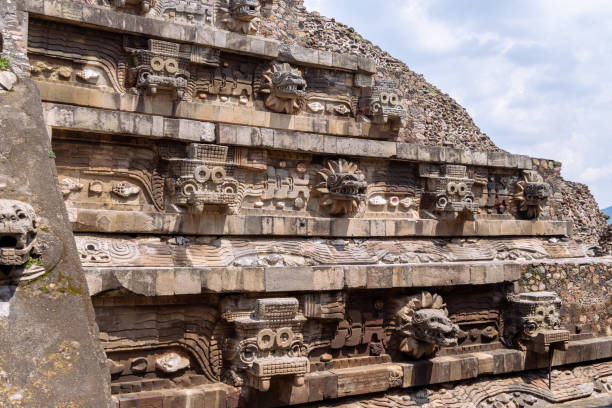 pirámide de quetzalcóatl en teotihuacan méxico - teotihuacan fotografías e imágenes de stock