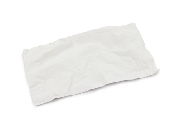 isolat de papier de soie blanc utilisé sur le fond blanc. - tissue crumpled toilet paper paper photos et images de collection