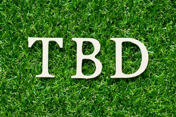 녹색 잔디 배경에 단어 tbd (정의, 논의, 결정, 결정, 삭제 또는 선언의 약어)의 나무 알파벳 문자 - defined 뉴스 사진 이미지