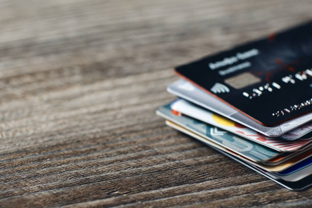 un plan rapproché de beaucoup de banque en plastique et de cartes d’escompte - credit card photography stack finance photos et images de collection