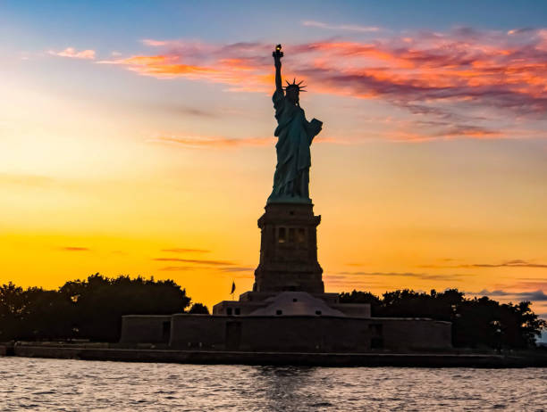 自由の女神 - dramatic sky architecture new york state sunset ストックフォトと画像