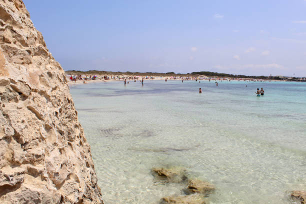 formentera, плейя-де-иллетес - illetes стоковые фото и изображения