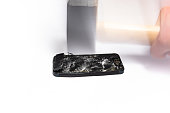 zerbrochen-und-zertr%C3%BCmmert-iphone-m
