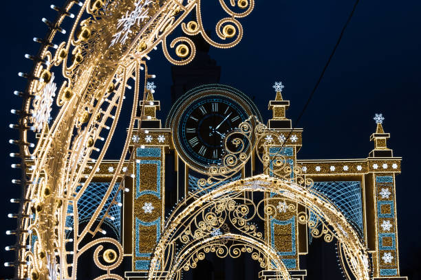 belles arches lumineuses de travaux ouverts et horloge - décorations de rue de noël dans le parc de vdnkh - vdnh photos et images de collection