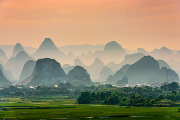 guilin, china karst mountain paisaje al atardecer - xingping fotografías e imágenes de stock