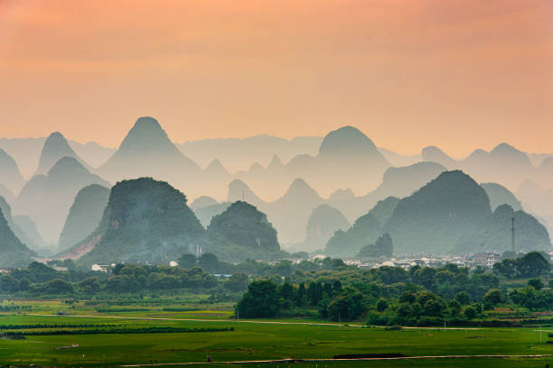 guilin, china karst mountain landscape at dusk - yangshuo imagens e fotografias de stock
