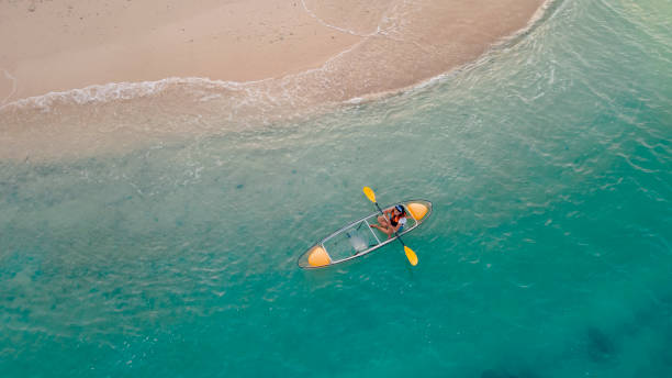 수상 카약이있는 푸른 바다 해변 - 카약 카누와 카약 뉴스 사진 이미지