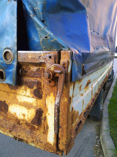 ラスティは古い汚れたトラックのボディを破壊しました。錆、欠陥、傷を持つ車。古鋼の板金腐食。車体のボディワーク。品質修理コンセプト。垂直ビュー。錆びた表面。テクスチャが破損� - rust rusty old rotting ストックフォトと画像