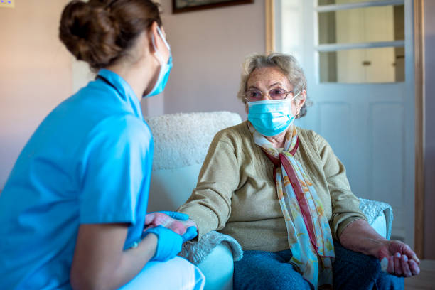 la mujer mayor es visitada y examinada por la enfermera. - senior living communitiy fotografías e imágenes de stock