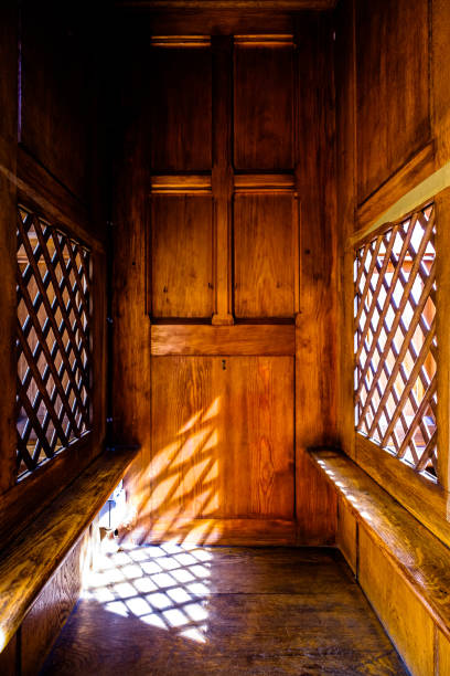 typischer alter beichtstuhl in einer kirche - confession booth church wood forgiveness stock-fotos und bilder