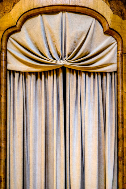 vieille cabine typique de confession à une église - confession booth curtain church nobody photos et images de collection