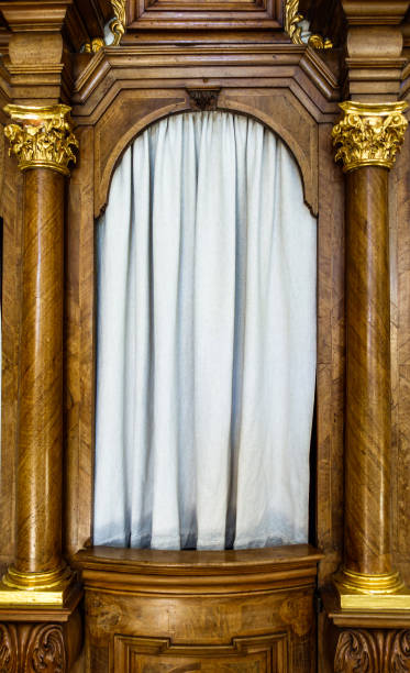 vieille cabine typique de confession à une église - confession booth curtain church nobody photos et images de collection