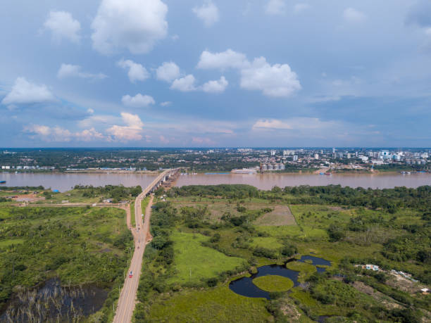 vue aérienne de drone de fleuve de madère, route de br 319, paysage de forêt amazonienne et ville de porto velho à rondonia, brésil. concept d’écologie, de conservation, de déforestation, d’environnement, de réchauffement climatique. - rainforest brazil amazon river amazon rainforest photos et images de collection