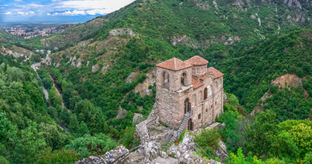 Medieval Asens Fortress in Bulgaria Medieval Asens Fortress in Bulgaria in Bulgaria, Plovdiv Province, Asenovgrad outcrop stock pictures, royalty-free photos & images