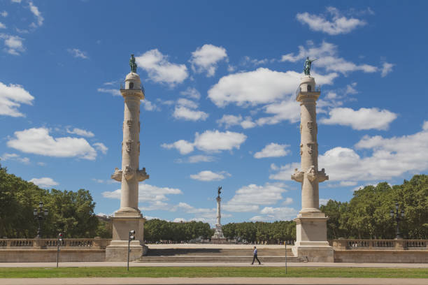 place des quinconces, bordeaux - monument aux girondins imagens e fotografias de stock