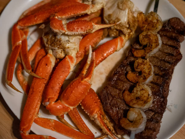 surf grelhado e grama - surf and turf prepared shrimp steak grilled - fotografias e filmes do acervo