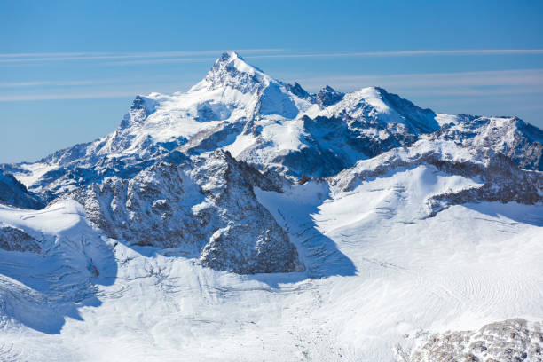 cime innevate e cielo sereno - european alps cold mountain range clear sky foto e immagini stock