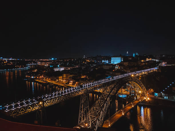 la ciudad de oporto ilumina la vista del río duero por la noche, ángulo de visión alta paisaje fotográfico de portugal - 4727 fotografías e imágenes de stock