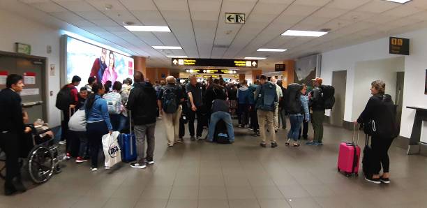 menschen warten auf passkontrolle nach der ankunft am flughafen lima in peru südamerika - customs official examining emigration and immigration document stock-fotos und bilder